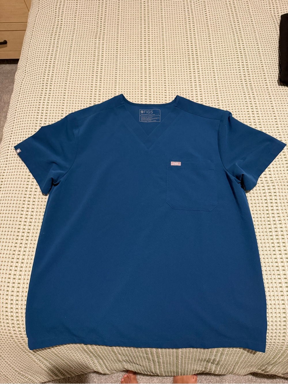 FIGS Leon Men's Deep Reef V-Neck Scrub Top-Large